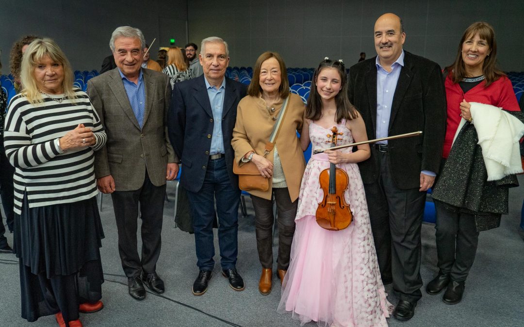 Orquesta Sinfónica de Entre Ríos junto a la violinista Pilar Magalí Policano